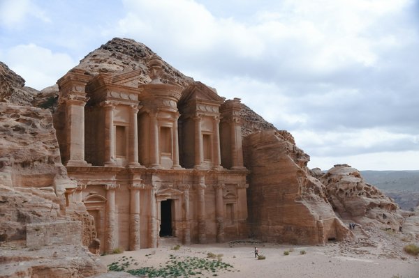 Comment organiser une croisière pour découvrir les monuments historiques de la Jordanie?